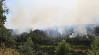 Antalya'da yangınla mücadele sürerken vatandaşlar tedirgin bekleyişte