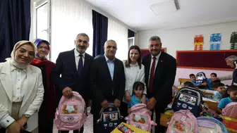 Dilovası’nda yeni eğitim yılına başlayan minik öğrencilere kırtasiye desteği