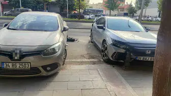 Batman'da park halindeki 2 araca çarpan otomobilin sürücüsü kaçtı