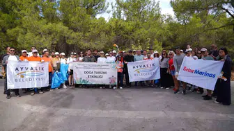 Ayvalık’ta çevre gönüllüleriyle birlikte temizlik etkinliği yapıldı