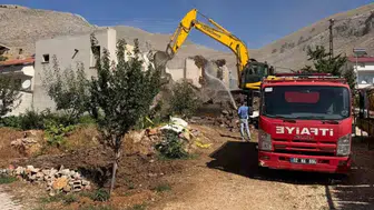 Çelikhan'da deprem sonrası yıkım çalışmaları hız kesmeden devam ediyor