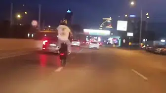 Bursa'da plakasız motosiklet sürücüsü tehlikeli manevralarla dikkat çekti