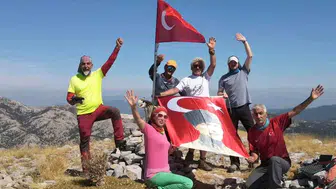 Muğla dağcıları, gaziler günü için ayıçtu zirvesinde bayrak dalgalandırdı