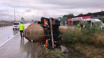 İnegöl'de sıvı tuz yüklü tanker devrildi