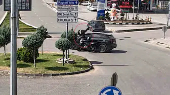 Kırıkkale'de otomobil-motosiklet çarpışması anları güvenlik kamerasında kaydedildi