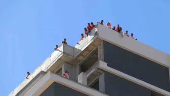 Denizli’de inşaat işçileri 4 aylık ücretlerini istemek için çatıya çıktı