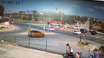 Kırmızı ışıkta geçen araca motosiklet çarptı, 2 kişi yaralandı