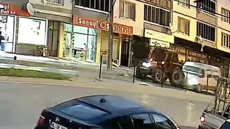 Bursa'da tarım işçilerini taşıyan panelvanın traktöre çarpması sonucu 10 kişi yaralandı