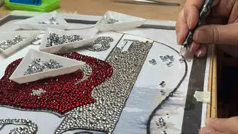 Sosyal medyadan ilham alarak yeni bir sanat dalına adım attı: Kristal cam taşlarıyla eserler üretiyor