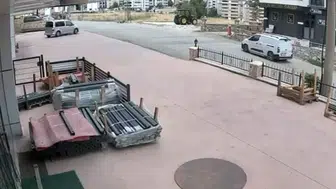 Elazığ'da el freni çekilmeyen araç iş yerinde hasara neden oldu