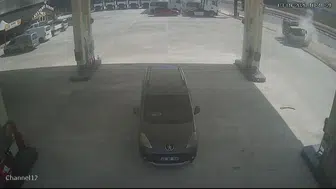 Bursa'da kontrolden çıkan kamyonet, tadilatta olan benzinliğe çarptı