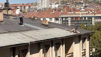 Elazığ'da çatıda oluk temizliği yapan adamın savruk güvenlik önlemi dikkat çekti