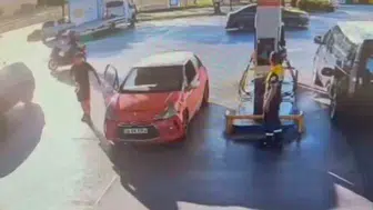 Dolandırıcının para dolu poşeti alarak kaçtığı anlar güvenlik kamerasında görüntülendi