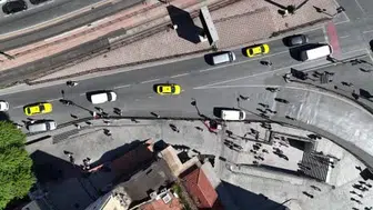Karaköy'de yaya trafiği bariyer engeliyle zora girdi