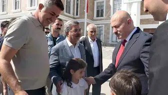 Vali ve milletvekili çocuklarla oyun oynayarak moral buldu