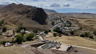 Ağrı'nın Karlıca köyünde eğitim için büyük çaba: Okul alanı tepe yontularak oluşturuldu