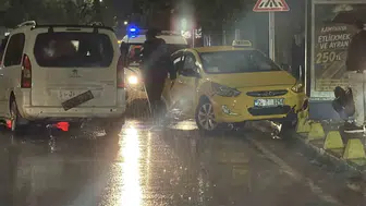 Eskişehir'de sağanak yağış nedeniyle taksi ile panelvan çarpıştı