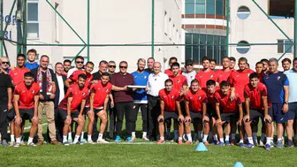 Düzcespor'un antrenmanına katılarak futbolculara destek veren başkan özlü