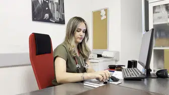 Finike'de aile mesleği devam ediyor: Eylül Uçal, anne ve babasıyla aynı hastanede çalışıyor