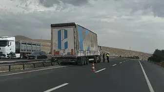 Sivrihisar’da tır bariyerlere çarptı, yaralanan olmadı