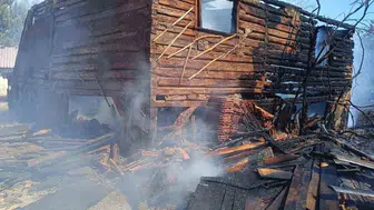 Bolu'daki ahşap ev yangında harabeye döndü