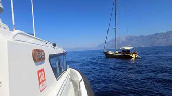 Fethiye açıklarında yelkenli teknede 64 göçmen yakalandı
