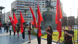 İzmir'de yeni eğitim-öğretim yılı coşkuyla başladı