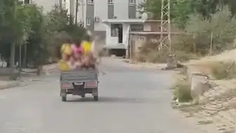Siirt'te öğrenciler patpatla okula gitmek zorunda kalıyor