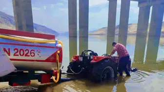 Hasankeyf'te gömülen traktör, vatandaşlar sayesinde kurtarıldı