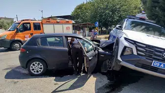 Nazilli'de polis aracı ile otomobil çarpıştı: iki kişiye hastanede müdahale yapıldı