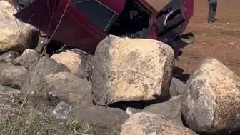 Siverek'te lastiği patlayan otomobil şarampole devrildi, bir kişi yaralandı