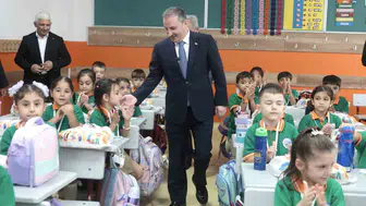 Sultanbeyli'de ilkokul öğrencilerine kırtasiye desteği: 9 bin set dağıtıldı