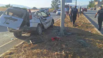 Çine'de kontrolden çıkan araç refüjdeki direklere çarptı: 1 yaralı
