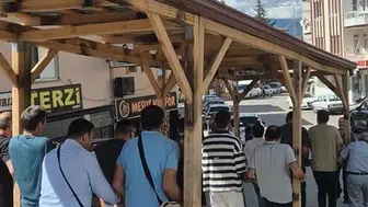 Küçük bir kampanya ile büyük bir dayanışma: Öğretmenler kamelyayı taşıdı