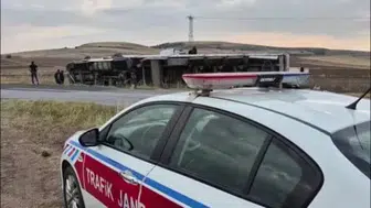 Yozgat'ta meşe kömürü yüklü tır devrildi, sürücü yaralandı