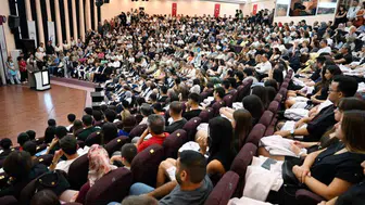 Beyaz önlük giyme töreninde manisa cbü tıp fakültesi öğrencilerinin heyecanı