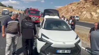 Diyarbakır'da otomobil ve traktör çarpıştı: 4 kişi yaralandı
