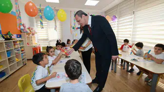 Tarık Özünal, minik yüreklerle yeni eğitim yılına merhaba dedi