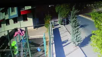 Kontrolden çıkan otomobil bahçeye düştü: Sürücü yaralandı