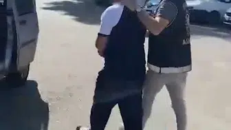 Bursa'da aranan 3 hükümlü kargo görevlisi kılığına giren polisle yakalandı