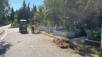 Gebze'deki mezarlıklar yabani otlardan arındırılıyor