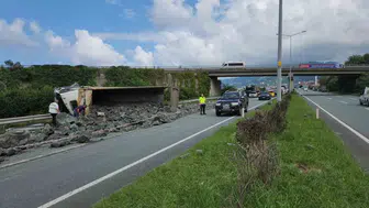 Rize'de taş yüklü kamyon kazası: İki aracın karıştığı olayda 3 kişi yaralandı