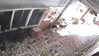Küçükçekmece'de silahlı saldırı sonrası heyecan dolu kovalamaca: Polis anbean kaydetti