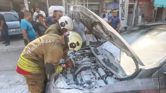 İskenderun'da seyir halindeki otomobil yangınını itfaiye söndürdü