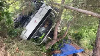 Kocaeli'de yasak yoldan giden kamyon uçuruma yuvarlandı, sürücü yaralandı