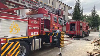 Elazığ’da 3 katlı binanın çatısında yangın çıktı