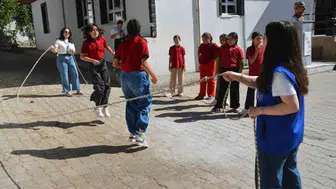 Minik öğrencilerin yeni eğitim yılı sevincine ortak oldular