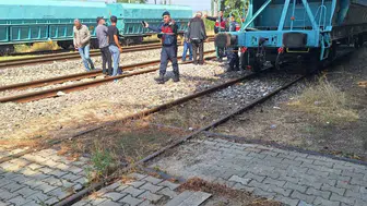 Yüksek gerilim hattıyla felaket: Baba ve oğlu tren vagonunda elektrik akımına kapıldı