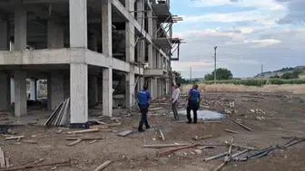 Karaman'da inşaatta dengesini kaybeden kalıp ustası hastaneye kaldırıldı