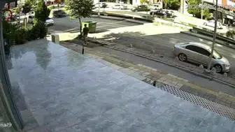 Malatya'da minibüsün karşı şeride geçtiği kaza anı motokuryeyi ölümden kurtardı